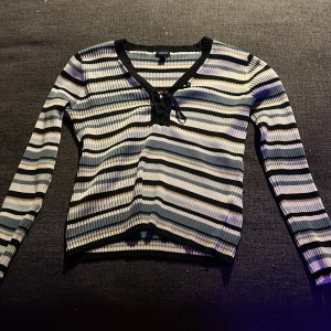Lindex tröja - En tjocktröja från lindex, storlek l och sitter inte jätte tajt men går att sy in i midjan enkelt!