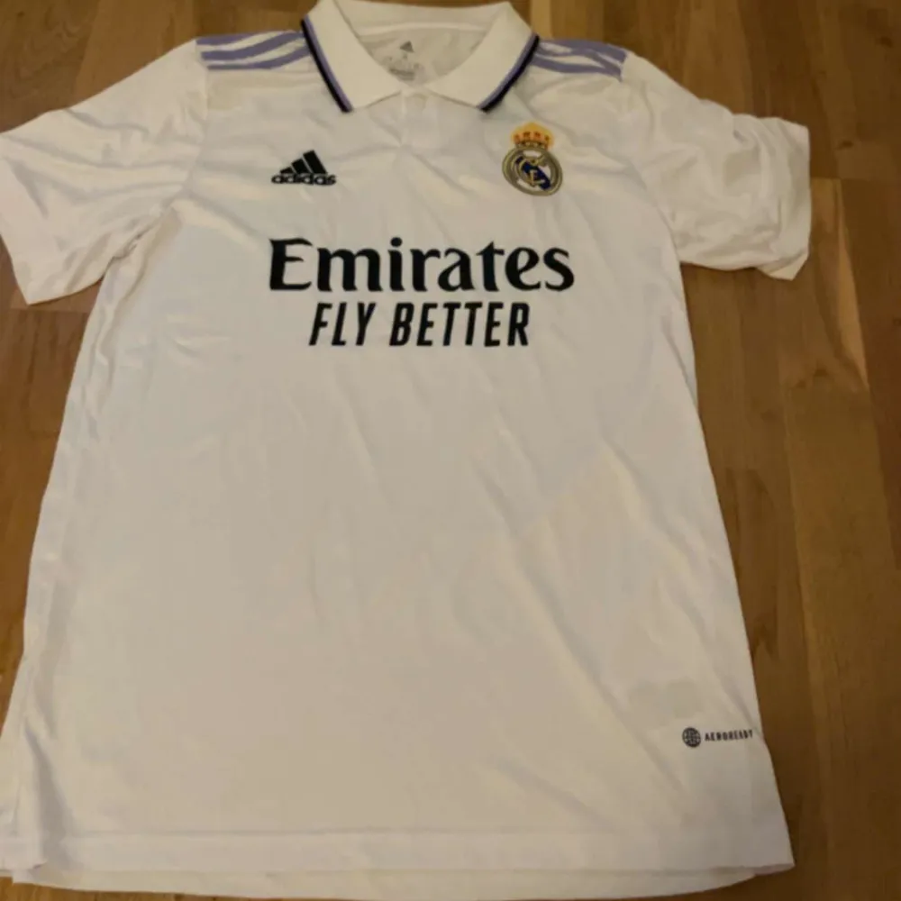 Real Madrid Fin Vit tröja Perfekt inför sommaren😍🤩 Oanvänd tröja Storlek S/M Endast 299kr Pris kan diskuteras . T-shirts.
