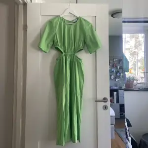 Superfin grön klänning från & Other Stories. Aldrig använd, prislappen sitter kvar. Nypris 890kr, storlek 34.