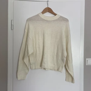 Vit stickad tröja  - Aldrig använd! Väldigt mjukt material 