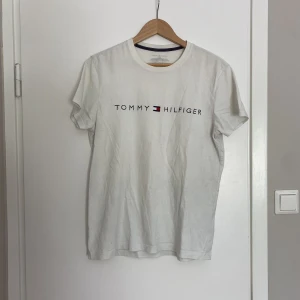 Tommy Hilfiger t-shirt  - Jättefin Tommy Hilfiger tisha! Sitter snyggt oz på mig som är xs-s 