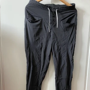 Svarta Houdini friluftsbyxor  - Ett par svara friluftsbyxor från Houdini. Storlek S.