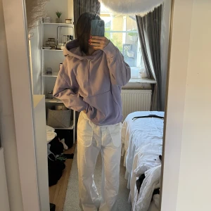 Hoddie  - Lila oversized hoddie från Weekday i storlek S. Säljer pga använder inte.💜