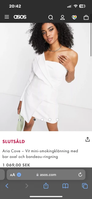 Kavajklänning - Säljer denna oanvända (lapparna kvar) vita kavajklänning från Asos Aria Cove. Fick fel storlek, men tiden för att returnera gick ut. Storlek 38, varit slut på hemsidan länge. Köptes för 1069kr, säljer för 300🫶 Hör av er om ni vill ha egna bilder🥰