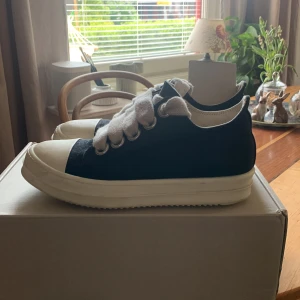 Rick owens  - Ett par Rick owens jumbo laces skor som jag fick kostar valigtviss runt 10 tussen skick 8/10