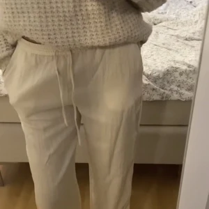 Linnebyxor - Hej! Jag säljer nu dessa super snygga trendiga linnebyxor från Zara❤️ De är aldrig använda då jag glömde skicka tillbaka! De har två fickor både bak och fram och är verkligen de perfekt linnebyxorna till sommaren!🤩🫶