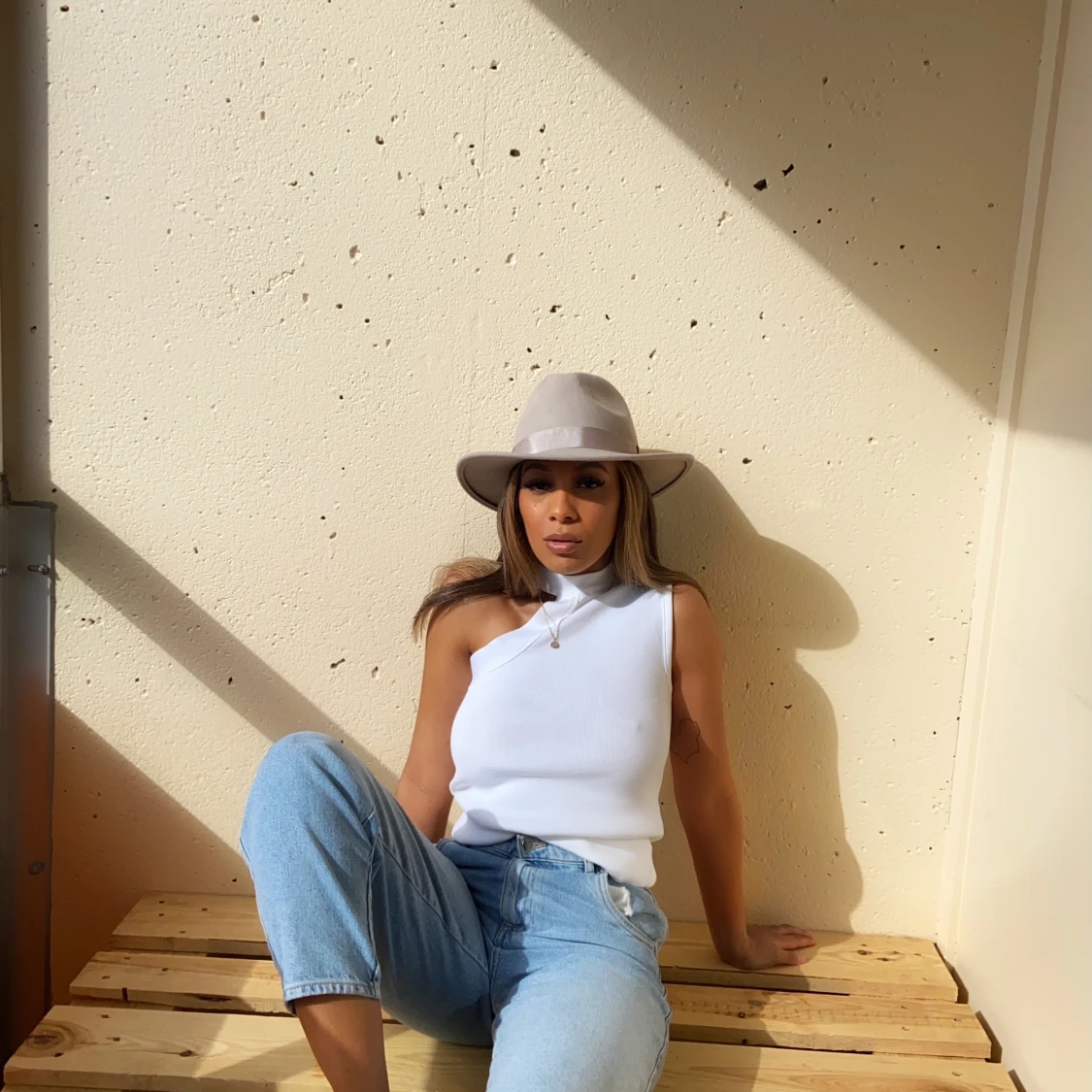 Vit topp med detalj på ena ärmen  - 90