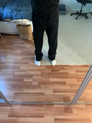 Weekday Jeans - Weekday Jeans helt oanvända som jag säljer för dom inte passar, ganska loose fit. 30/32