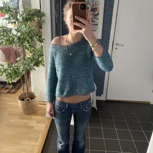 Skitfin stickad tröja i blåa nyanser och glitter! Köpt secondhand men i bra skick! Strl M men passar mig som har S/XS. Skriv vid frågor eller fler bilder!💓