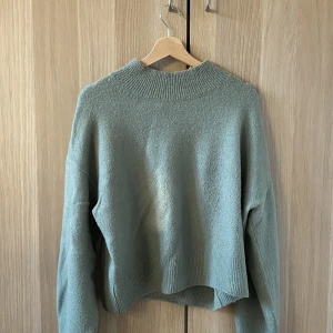 Grön stickad tröja -  & other stories  - Användbar och enkel stickad polotröja från & other stories. Varit en favorittröja länge för mig och därmed är den väl används. 