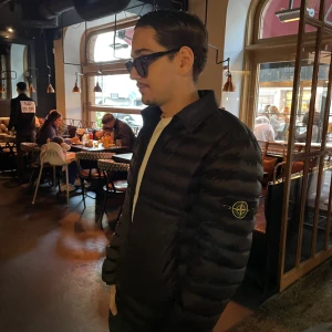 Stone island jacka - Svart stone island jacka, toppskick! Säljer för att jage torsk, kan prutas vid snabb affär🥵