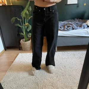 Jeans - Svarta baggy jeans. Jag har normalt S så dessa sitter midwaist på mig. Är 178 cm. Jättebra skick 