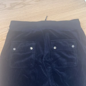 Juicy byxor - De är i S men passa mig som har xs. Köpta för 1000 men säljer Fpr billigare då de inte kmr till användning  