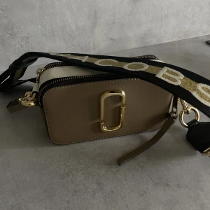 Marc Jacobs väska - En väska från märket Marc Jacobs, använt i ungefär ett årstid men är fortfarande i fint skick. Nypris 3.800 Kr.  Har tyvärr inte kvar kvitto, enbart en print på att jag köpte den på bubbelroom.