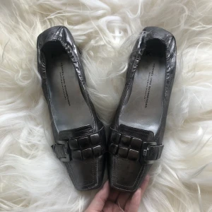 Classy-coola finskor  - Moderna/classy/coolare finskor/låga klackskor med spänne och i skimrande, silvrigt läder! ÄLSKAR dessa och hade haft dem jämt om de inte var för små… kunde inte låta bli att köpa för de var så snygga 😭true 37