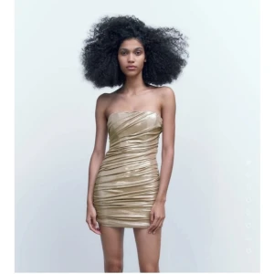 Mini korsett-guldklänning  - Superfin festklänning, säljer då den tyvärr inte används!  I nyskick, har bara testats.