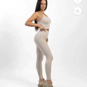 Gavelo tights och topp - Tights strl. M, passar även S. 250kr Sport bh strl.S, passar även M. 150kr.  Köper du hela setet får du det för 300kr. Köparen står för frakt.  Knappt använda då jag bara använts vid fotografering för gavelo.