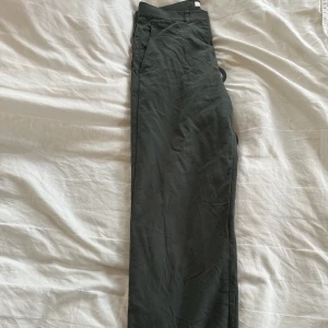 Grön kostymbyxa från COS - Säljer ett par gröna bekväma kostymbyxor från COS i storlek 48.  Inga fläckar eller skador.  Nypris 900 och köpta i somras.