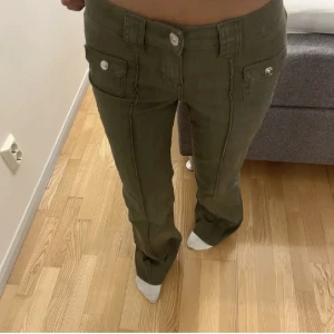 Lågmidjadejeans h&m - Säljer dessa helt nya lågmidjade jeansen från H&M i storlek 38 💞 