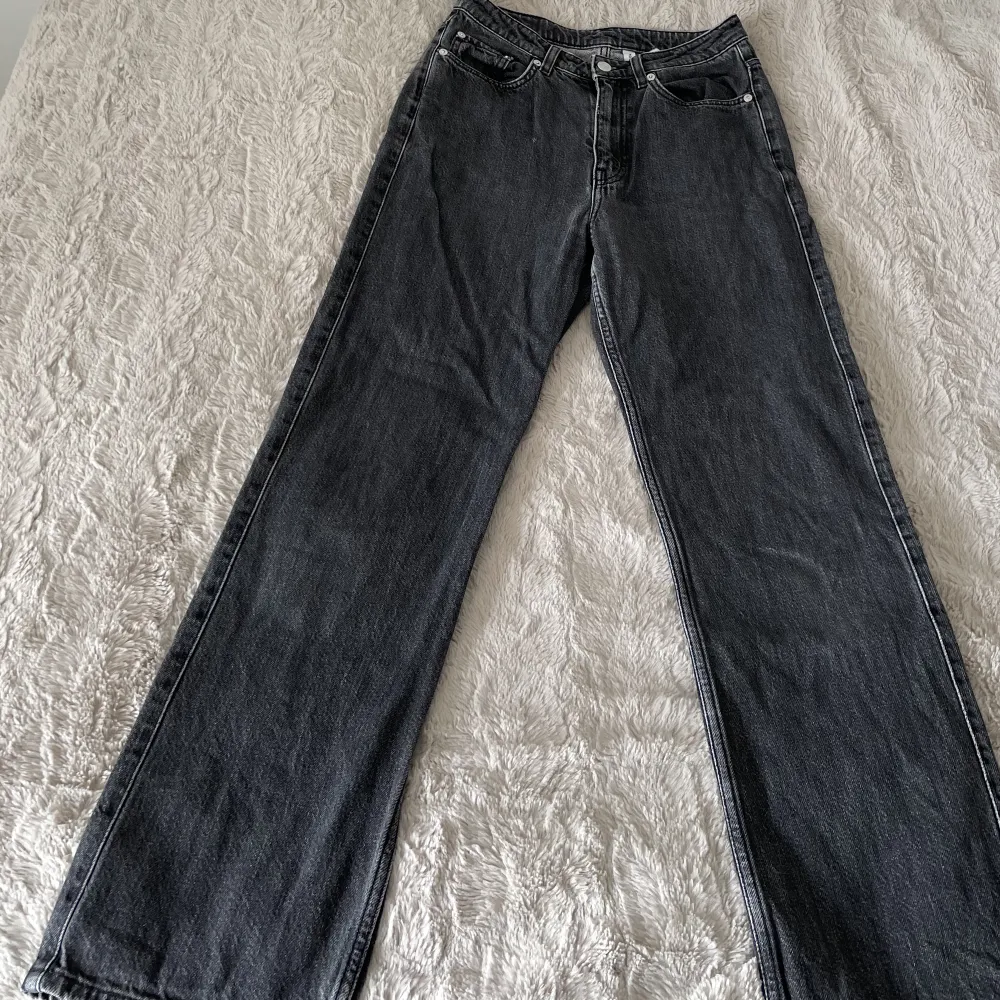 Jätte snygga Rowe jeans i storlek 27/30 från Weekday. De ser skrynkliga ut för de är nytvättade. Använt skick och en litet märke, se bild 2 ⚡️  Skriv för fler bilder eller frågor🫶🏼. Jeans & Byxor.