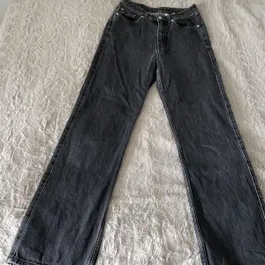 Jätte snygga Rowe jeans i storlek 27/30 från Weekday. De ser skrynkliga ut för de är nytvättade. Använt skick och en litet märke, se bild 2 ⚡️  Skriv för fler bilder eller frågor🫶🏼