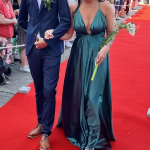 Balklänning  - Säljer nu min balklänning som endast är använd en gång. Super fin färg och skick 