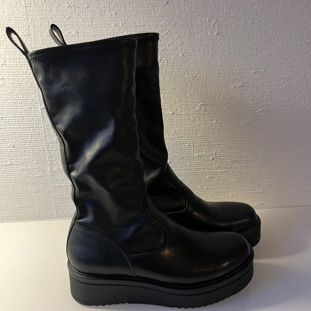 Coola läder boots från Vagabond!  Använda fåtal gånger, äkta läder, säljes pga utrensning🖤. Skor.