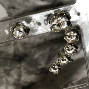 Silver örhängen  - Silvriga örhängen med blommor och många fina detaljer 🌸 använda få gånger och i mycket bra skick