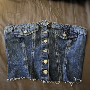Jeans korsett - Jag säljer denna populära topp pga att jag tycker att den inte sitter så smickrande på mig. Har provat den men aldrig använt den. Dock är prislappen borttagen. 