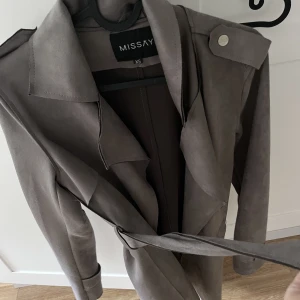 Kappor  - 2 missay kappor, en grå och en svart. Använda fåtal gånger dock är dem uppklippta så det är inte långa modeller utan strax under rumpan går dem. Säljer för 150kr st 