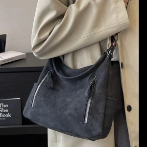 Väska  - Väska som ej kommer till användning, helt nyskick, som passar till allt 