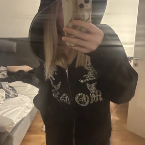 Aim for the moon zip up hoodie - Säljer min Aim for the moon zip up hoodie då den är lite för stor för min smak! Inga som helst defekter 🩷