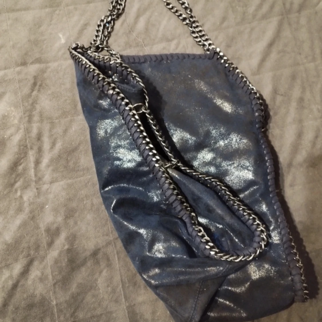 Blå kedja väska