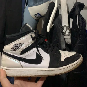 Jordan 1 Mid ”Diamond” - Nypris: 3000kr, skick 7/10 storlek 41 dm för mer bilder eller funderingar