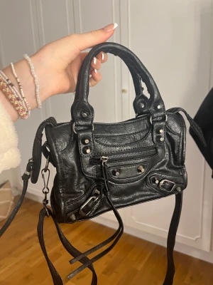 balenciaga väska - Balenciaga liknande väska. Kommer med justerbart axelband och liten spegel, inga defekter💕