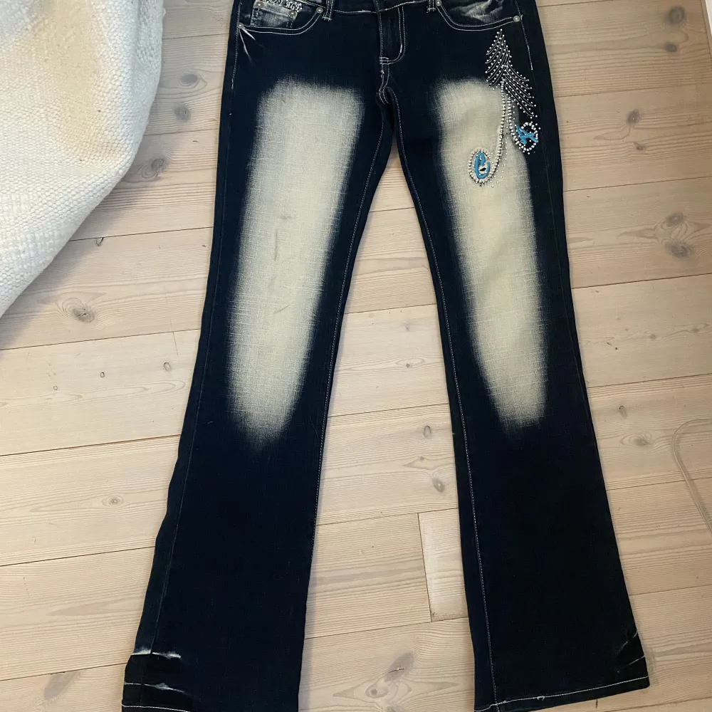 Fina Crazy age jeans som säljs för att dom är för stora för mig! Dom är mörkblåa med fina diamant detaljer. Dom är i nyskick och har inga defekter förutom lite mörkare sträck på framsidan💕Dom är väldigt lågmidjade. Skriv för frågor!. Jeans & Byxor.