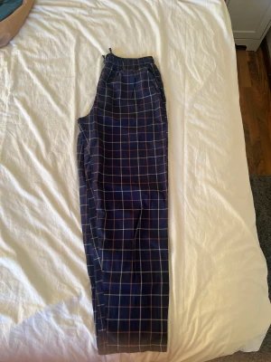 Rutiga pyjamasbyxor - Aldrig använda rutiga pyjamasbyxor i polyester från pier one