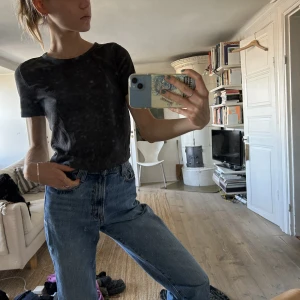 Zara T-shirt  - Mörk grå T-shirt från zara i storlek S men funkar XS-M. Säljer då garderoben blivit på tok för full och flytt!!❤️  Möts upp på Södermalm! Och ställ gärna frågor, kika min sida🫶🫶