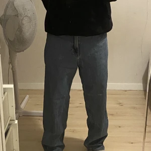 Byxor - Ett par lite mer baggy jeans från hm i storlek 30/32 som jag säljer då dom inte kommer till användning längre, dom är lite urtvättade i färgen annars är dom i bra skick. 
