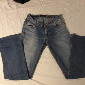 Hej! Säljer mina ass snygga jeans som har en sjukt fin wash och model! Säljer den då den inte kmr till användning💕💕märket heter Hoger’s! Skriv om du vill ha fler bilder på eller om du har några funderingar💕💕