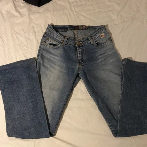 Low waist vintage jeans - Hej! Säljer mina ass snygga jeans som har en sjukt fin wash och model! Säljer den då den inte kmr till användning💕💕märket heter Hoger’s! Skriv om du vill ha fler bilder på eller om du har några funderingar💕💕