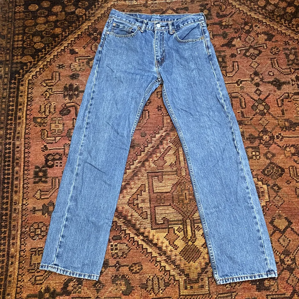 Mycket snygga Levis jeans i storlek W32 L32 och i modell 505. Sparsamt använda men i mycket bra skick. Nypris: 999kr och vårat: 299kr. Pris kan diskuteras. Hör av dig vid frågor och funderingar!. Jeans & Byxor.