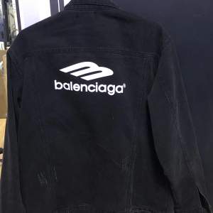 Balenciaga jacka som jag inte längre använder, nästintill oanvänd och sitter oversized. Fler bilder kan skickas vid begäran!