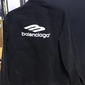 Jeansjacka | Balenciaga - Balenciaga jacka som jag inte längre använder, nästintill oanvänd och sitter oversized. Fler bilder kan skickas vid begäran!