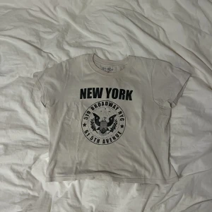 T-shirt  - Jättefin T-shirt från brandy Melville. Säljer då det inte är min stil längre. 