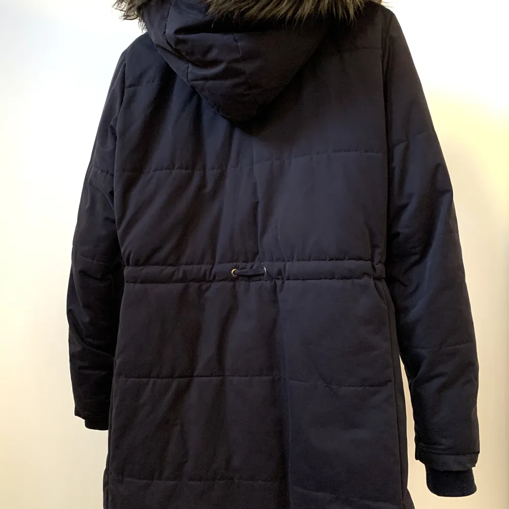 2nd hand blue winter coat in good condition. It has a zipper. Mid-thight size, I’m 163 cm and normally wear 36. . Jackor.