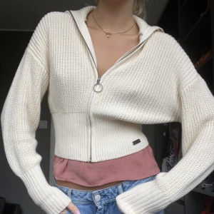 Stickad kofta - Stickad kofta med dragkedja, jätte bra skick!💗