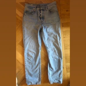 Levi’s jeans - Använda 2 gånger så bra skick. Är ankle längd men för oss kortisar (156cm) blir de normallånga