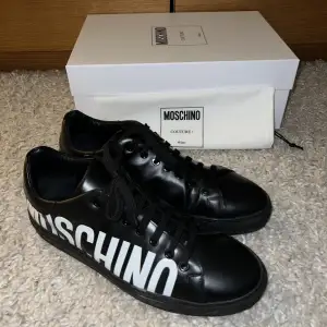 Säljer mina Moschino skor då det bara blivit ståendes i garderoben senaste året. Dom är i fint skick då det inte förbrukats så mycket! Storlek: 43  Nypris 2800kr