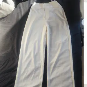 Fina vita kostymbyxor från bikok. Använda max 3 gånger så är i perfekt skick. De är i straight leg. Något mellan high waist och mid waist.